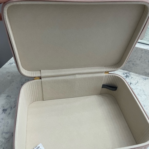 NWT Vince Camuto makeup storage case - Picture 3 of 8